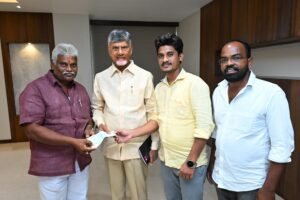 రాష్ట్ర పునర్నిర్మాణం కొరకు శ్రీ చంద్రబాబు గారికి 1లాక్ అందచేసిన కార్పెంటర్స్ నాయకులు